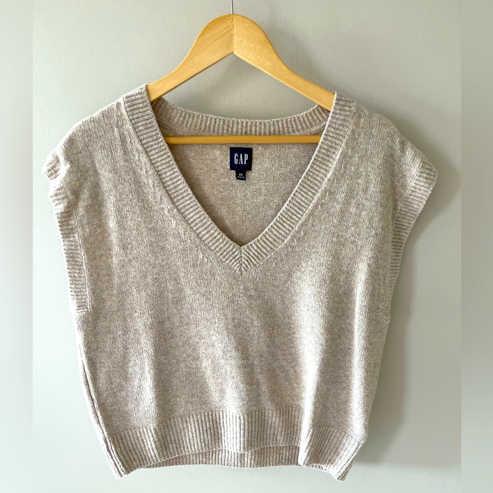 Women’s V-neck sweater vest from the Gap, tan, size XS.
